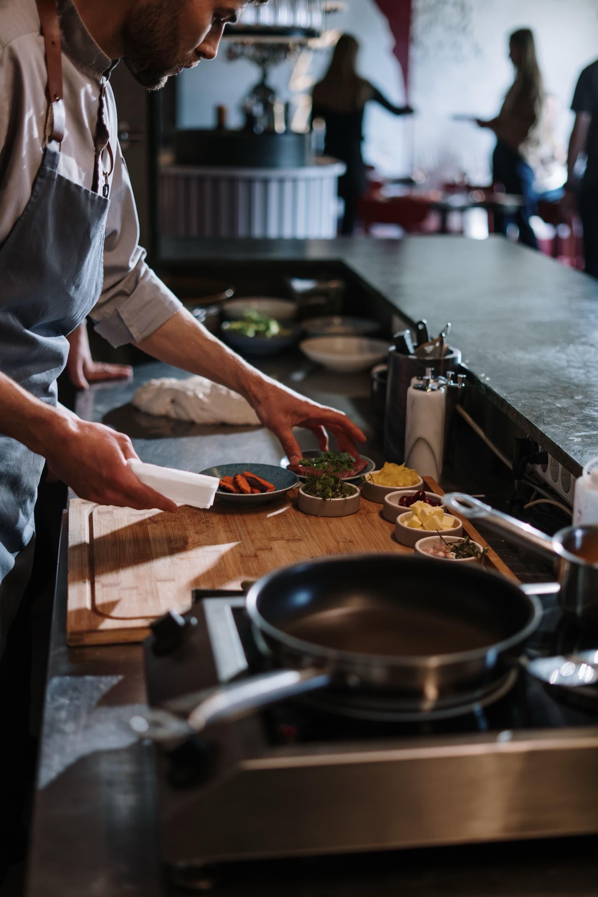 Chef emplatando en la cocina de un restaurante